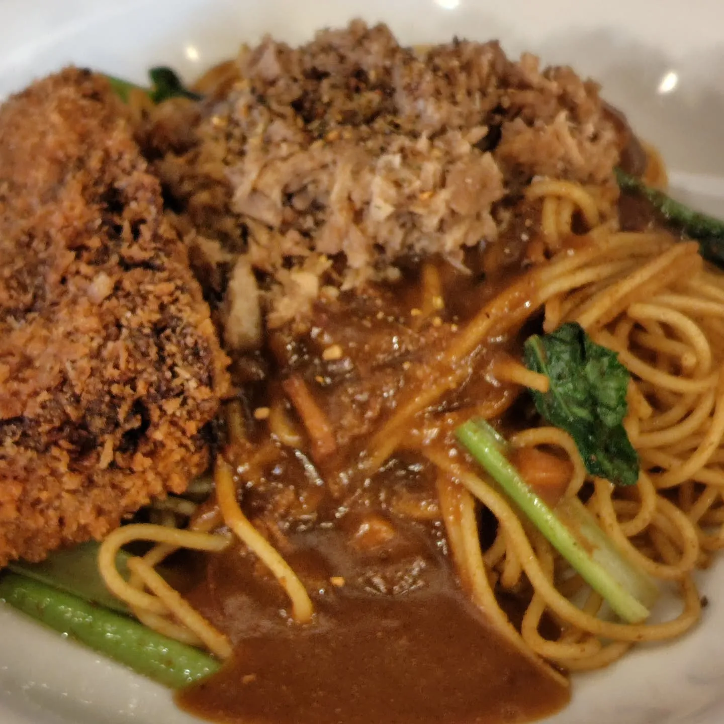 スパイシーカレースパゲッティ煮豚カツトッピング